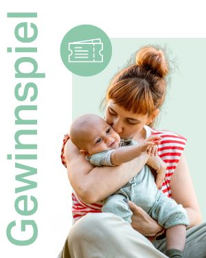 Gewinnspiel Babini Babymesse: Eine junge Frau hält ihr Baby im Arm. 