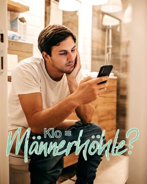 Das ist Fakt: Klo= Männerhöhle? "Ein Mann sitzt gelangweilt mit seinem Handy in der Hand auf dem Klo."