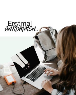 Mental Gesund: "Erstmal ankommen." Eine Frau sitzt mit ihrem Laptop in einem Cafe.