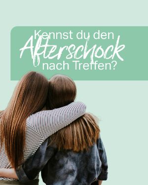 Mental Gesund: Kennst du den Afterschock nach Treffen? "Zwei Mädchen umarmen sich und stehen mit dem Rücken zur Kamera". 