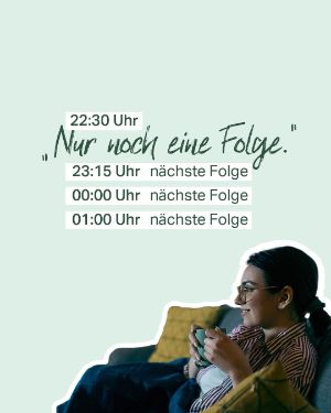 22:30 Uhr "Nur noch eine Folge" / 23:15 Uhr nächste Folge / 00:00 Uhr nächste Folge / 01:00 Uhr nächste Folge. "Eine Frau sitzt mit einer Tasse in der Hand auf dem Sofa und schaut auf den Fernseher."