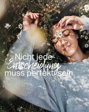 Mental Gesund: Nicht jede Entscheidung muss perfekt sein. Eine Junge Frau liegt im Gras.