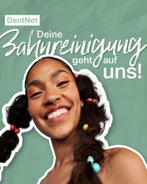 DentNet: Deine Zahnreinigung geht auf uns! Eine junge Frau lächelt in die Kamera.