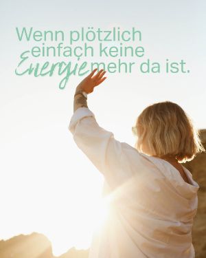 Mental Gesund: Wenn plötzlich keine Energie mehr da ist. Eine junge Frau streckt ihren Arm der Sonne entgegen. 