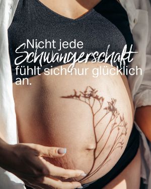 Mental Gesund: Nicht jede Schwangerschaft fühlt sich nur glücklich an. Eine Frau hält ihren Bauch in der Sonne und trägt Unterwäsche und ein weißes Hemd. 
