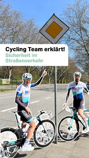 Cycling Team erklärt: Radfahren & Straßenverkehr. Marcel uns Sascha sind mit ihrem Fahrrad im Straßenverkehr unterwegs.