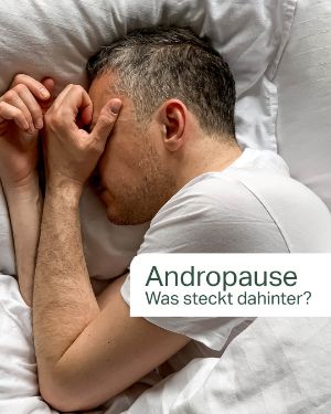 "Andropause – was steckt dahinter?" Ein Mann rollt sich im Bett klein zusammen. 