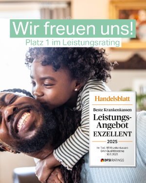 "Wir freuen uns: Platz 1 im Leistungsrating." Ein Vater trägt seine kleine Tochter Huckepack und beide lächeln. 