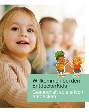 "Willkommen bei den EntdeckerKids Gesundheit spielerisch entdecken." Ein kleines Mädchen lächelt in der Kita in die Kamera. 