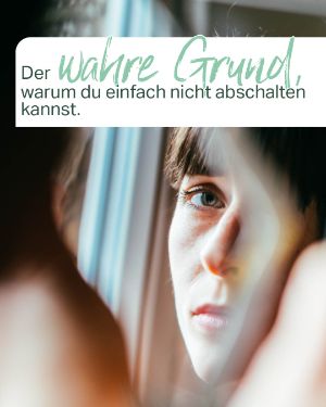 Das ist Fakt: Der wahre Grund, warum du einfach nicht abschalten kannst. Eine junge Frau betrachtet sich im Spiegel. 