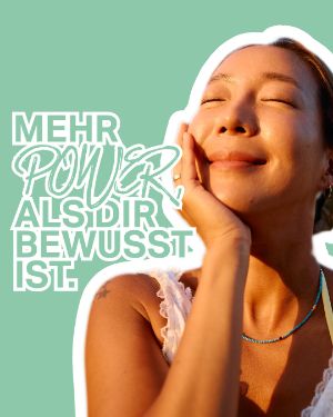 Mental Gesund: Mehr Power, als dir bewusst ist. "Eine junge Frau hält sich glücklich das Gesicht und schaut in die Sonne."