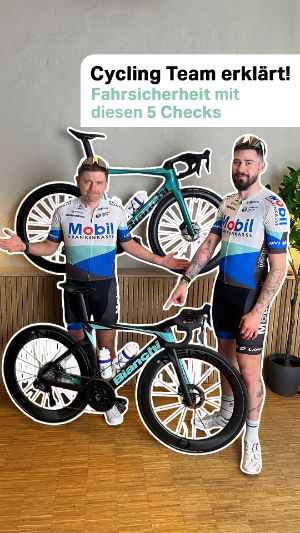 Cycling Team erklärt! Fahrsicherheit mit diesen 5 Checks. Marcel und Sascha vom Mobil Krankenkasse Cycling Team stehen vor ihren Fahrrädern. 