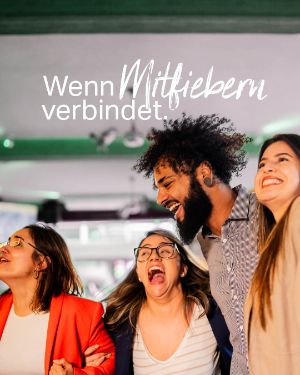 Mental Gesund: Wenn Mitfiebern verbindet. Vier Freunde jubeln zusammen.