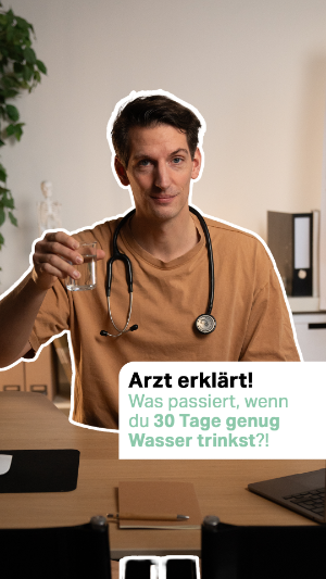Jan Philipp Albersmeier hält ein Glas Wasser in der Hand: "Arzt erklärt! Was passiert, wenn du 30 Tage genug Wasser trinkst?!"