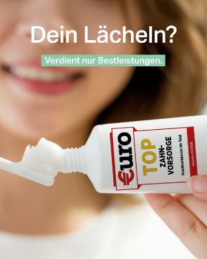  Dein Lächeln? Verdient nur Bestleistungen." Euro Top Zahnvorsorge Krankenkasse im Test. Eine junge Frau schmiert lächelnd Zahnpaste auf ihre Zahnbürste.