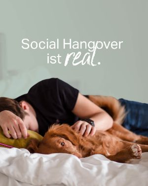 Mental Gesund: "Social Hangover ist real." Ein junger Mann liegt mit seinem Hund im Bett. 