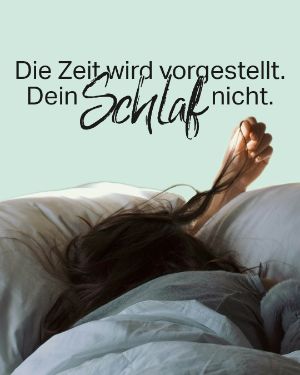 Mental Gesund: "Die Zeit wird vorgestellt. Dein Schlaf nicht." Eine Frau liegt mit dem Gesicht im Kissen vergraben im Bett. 
