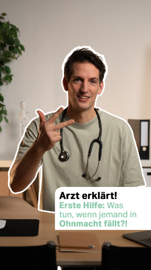 Arzt erklärt! Erste Hilfe: Was tun, wenn jemand in Ohnmacht fällt?! Jan Philip Albersmeier lächelt in die Kamera und hält drei Finger hoch. 