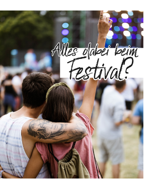 Alles dabei beim Festival? "Zwei Freunde umarmen sich vor einer Bühne und haben eine gute Zeit."