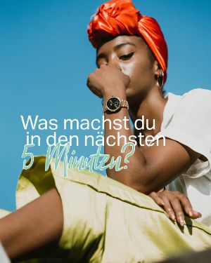 Mental Gesund: Was machst du in den nächsten 5 Minuten? "Eine junge Frau sitzt nachdenklich unter freiem Himmel."