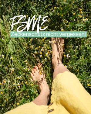 FSME: Zeckenschutz nicht vergessen! "Eine Frau geht Barfuß in ihrem Sommerkleid über eine Wiese".