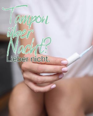 Das ist Fakt: Tampon über Nacht? Lieber nicht. "Eine junge Frau sitzt mit einem Tampon in der Hand auf der Toilette". 
