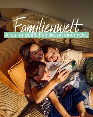 Familienwelt: Alles fpr deine Familie, an einem Ort. "Eine Mutter schaut mit ihren beiden Söhnen gemütlich auf dem Sofa auf das Handy". 