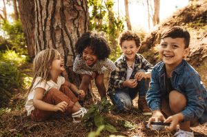Kinder im Wald