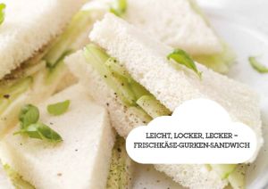 Frischkäse-Gurken-Sandwiche auf einem Teller mit Infotext: Leicht, locker, lecker - Frischkäse-Gurken-Sandwich.