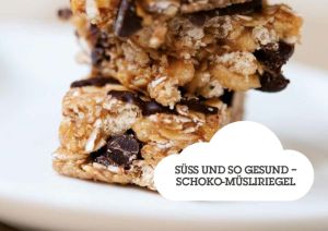 Schoko-Muesli- Riegel aufgestapelt. Infotext: Süß und so gesund Schoko-Müsli-Riegel.