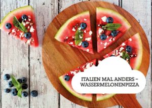 Pizza mit Wassermelone belegt. Text: Italien mal anders - Wassermelonenpizza.
