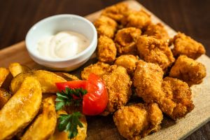 Tofu-Nuggets mit Kartoffelspalten aus dem Ofen