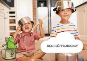 Zwei Kinder sitzen mit Töpfen auf dem Kopf und einem Kochlöffel in der Hand auf dem Küchenboden. Infotext zum Bild: Kochlöffelhockey.