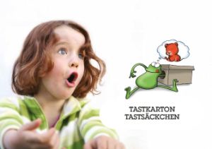 Ein Kind schaut erstaunt zu einem gezeichneten Frosch, der in einen Karton greift. Infotext zum Bild: Tastkarton/Tastsäckchen.