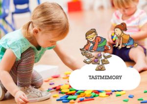 Zwei Kinder spielen mit Holzspielzeug auf dem Fußboden. Infotext zum Bild: Tastmemory.