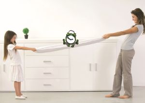 Frau und Kind ziehen an einem Tuch für eine Übung.