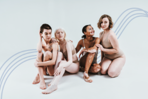Vier verschiedene Frauen mit unterschiedlicher Hautfarbe und Körperform.