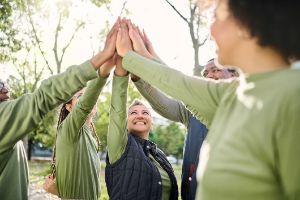 Ehrenamtler klatschen zufrieden nach getaner Freiwilligenarbeit ab.