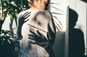 Junge Frau wagt Neuanfang und springt in die Luft.