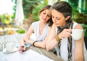 Mutter und Tochter füllen Vollmachten aus für den Notfall.