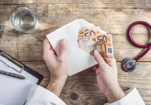 Ein Mann, mit Briefumschlag und Geldscheinen