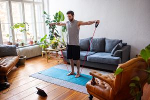Mann macht zuhause Sport.