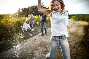 Frau tanzt voller Freude durch die Natur