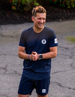 Laufexperte Nils Goerke lächelt und trägt ein Sportoutfit.