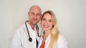 Das Bild zeigt das Influencerpaar Arzt und Apothekerin.