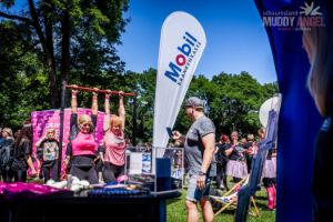 Hänge-Challenge der Mobil Krankenkasse bei dem Muddy Angel Run in Duisburg.