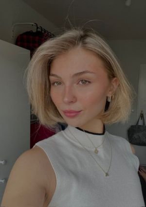 Ein jungen Mädchen lächelt in die Kamera.