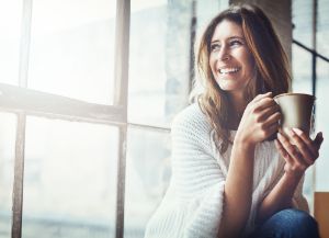 Lachende Frau macht Pause