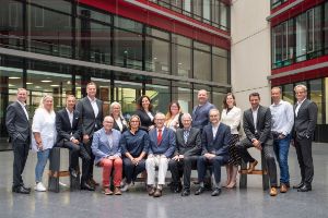 Vorstand gemeinsam mit 15 von den insgesamt 23 ordentlichen und stellvertretenden Mitgliedern.