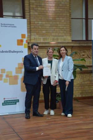 Bundesteilhabepreis_vlnr_Hubertus Heil_Kerstin Gemres_Birgit Pohler